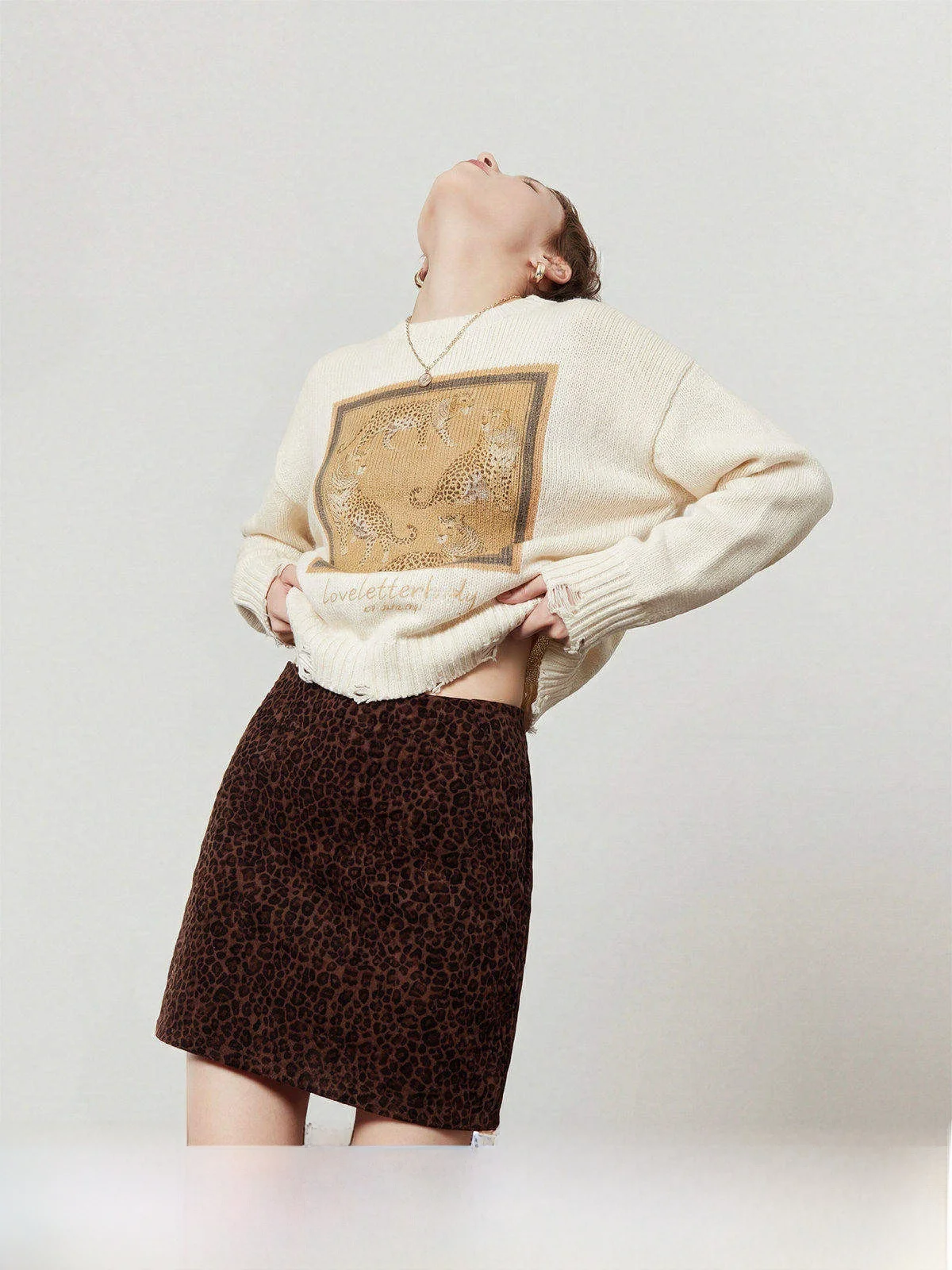 

Loose Women's round Neck Sweater White Color Frame Four Leopards Design Comfortable Breathable Knitted Long Sleeve Top
