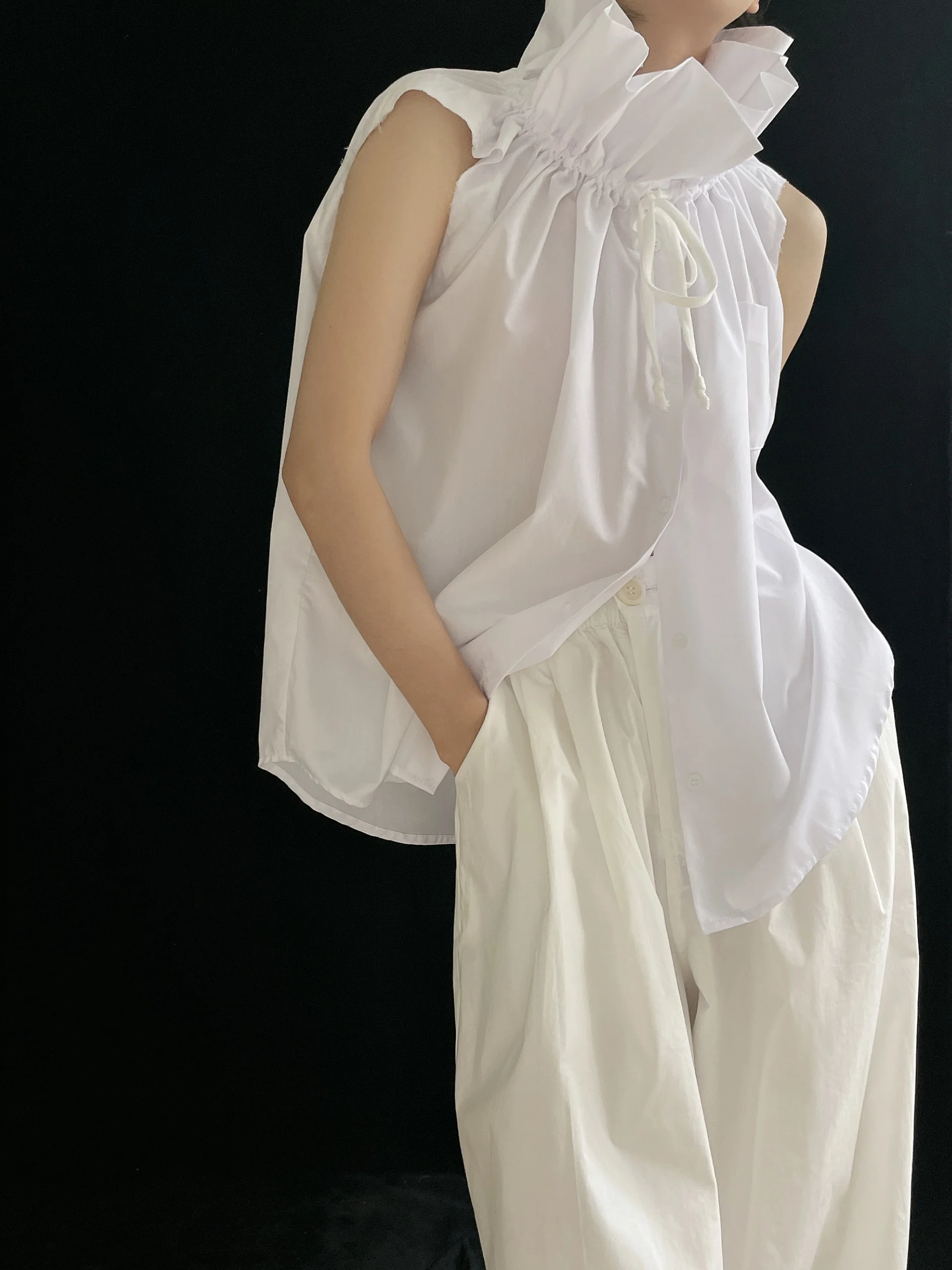 

Летнее женское платье свободного кроя из хлопка однотонного цвета с воротником-стойкой и оборками по низу, без рукавов, для повседневной носки