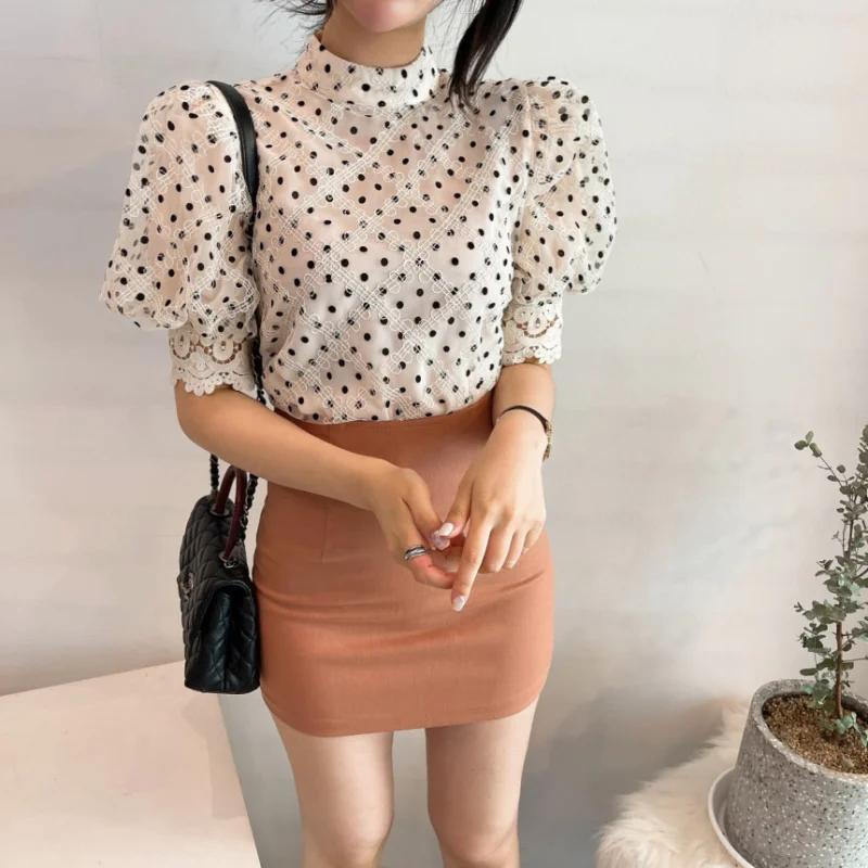 

Романтическая женская блузка с коротким рукавом, воротником-стойкой, бархатными вставками в горошек, кружевными элементами и модным цветочным принтом, из полиэстера.