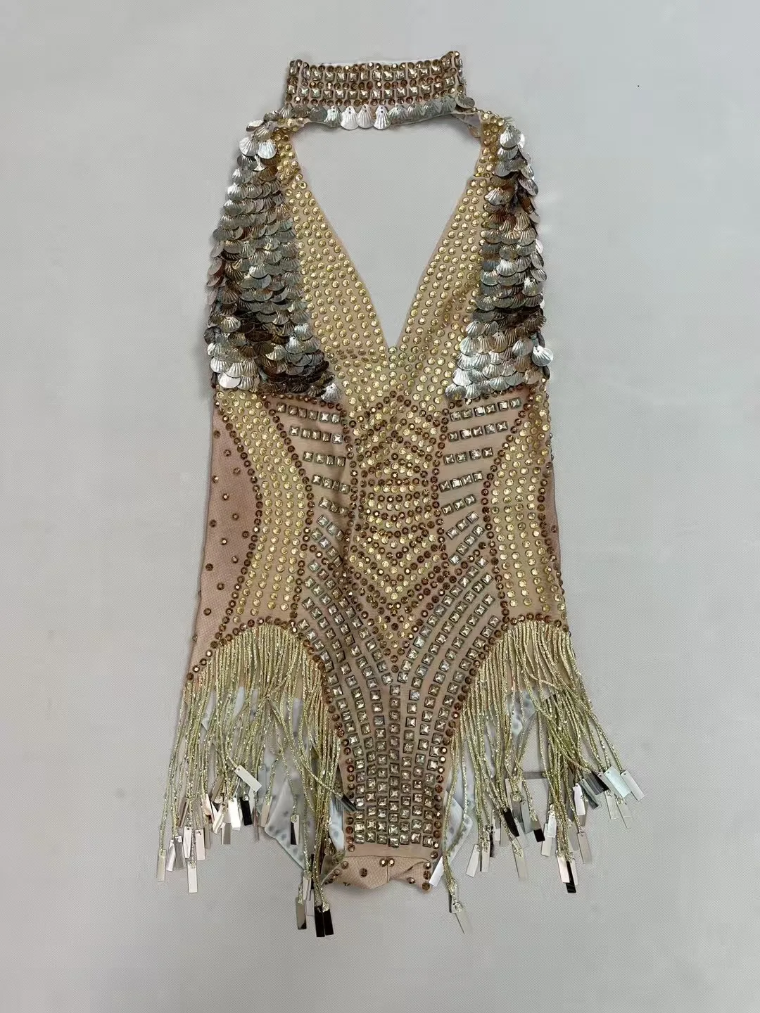 Kostium showgirl, luksusowy strój na imprezę, błyszczące cyrkonie, łańcuszki, cekiny, obcisłe body, seksowny damski strój z odkrytymi plecami, luksusowy strój sceniczny.