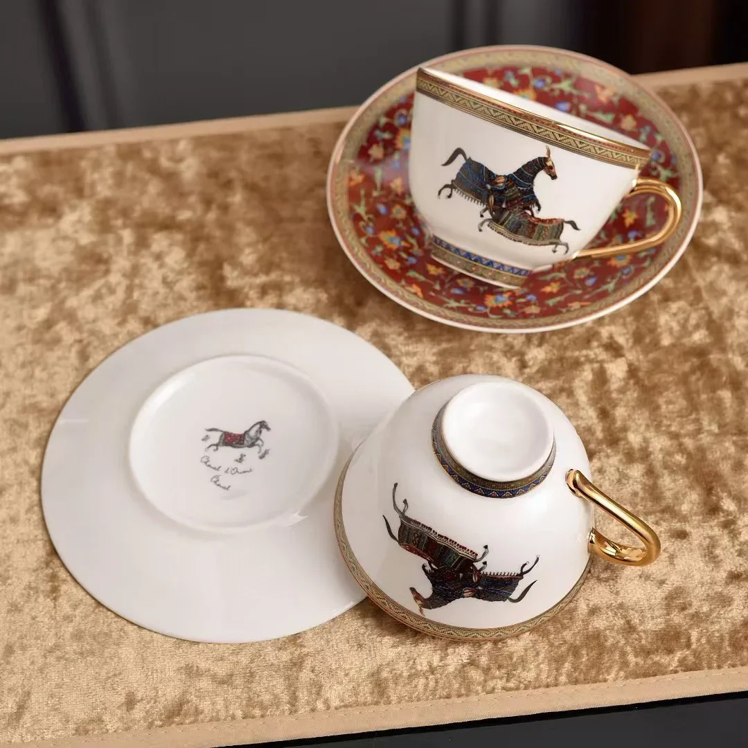 Confezione regalo a forma di tazza da caffè in porcellana di alta qualità con confezione floreale sotto il cavallo