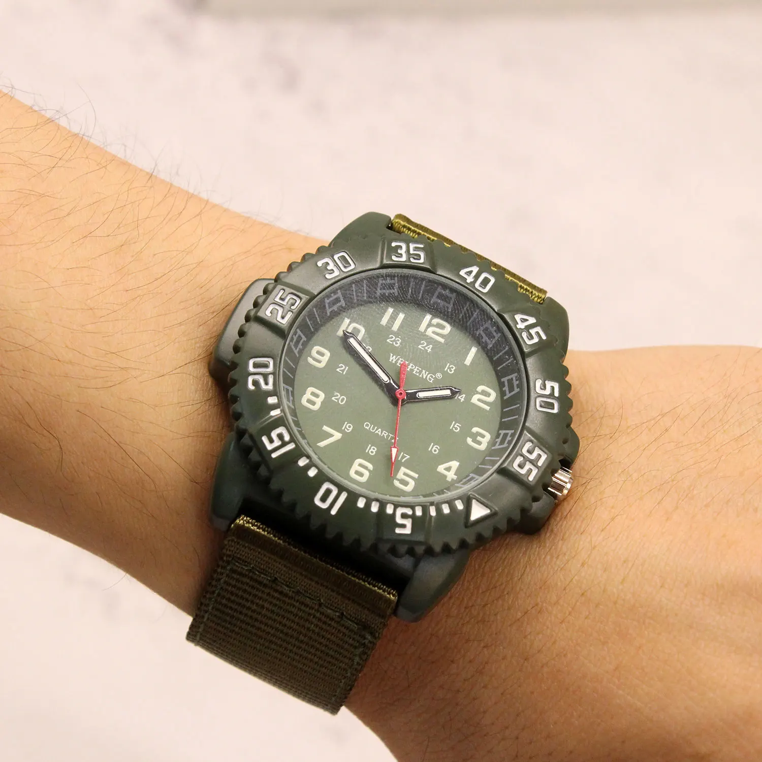 Fashionable simple watches for man canvas woven strap luminous green circular dial quartz watch relojes para hombres