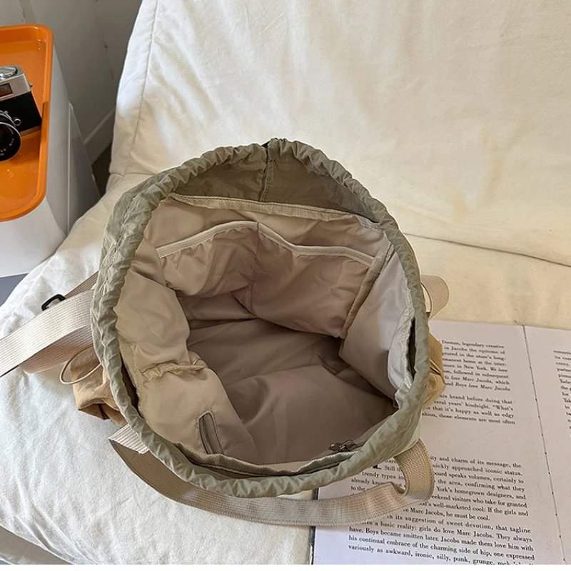 Nieuwe wintertextuur Versalite Crossbodytassen Grote capaciteit Kleurblok Eenvoudige emmertas Lichtgewicht casual stoffen schoudertas