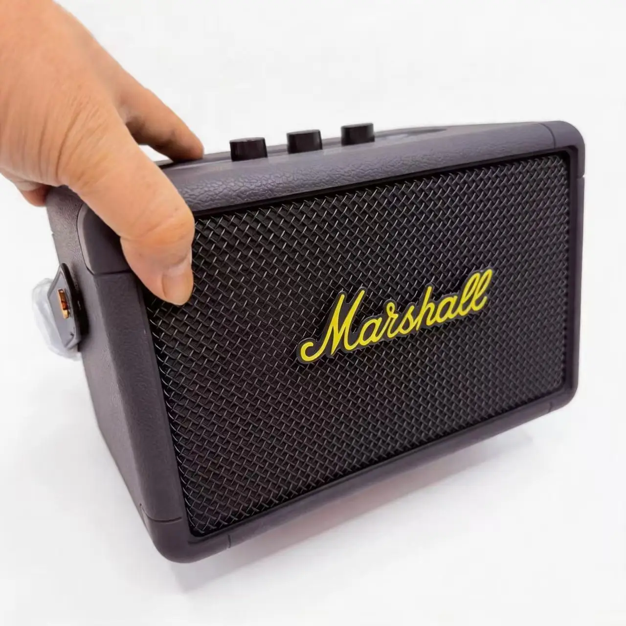 Altavoz Bluetooth portátil Marshall Kilburn II, textura de cuero negro, logotipo amarillo, sonido estéreo para exteriores, ideal para excursiones de senderismo