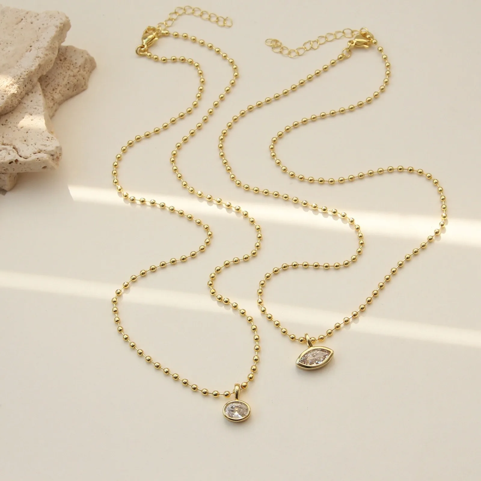Großhandel Geometrischer Klarer Zirkonia-Anhänger Charm-Halskette 18K Vergoldete Messing-Kugelkette Stilvolles Geschenk für Frauen, 1 Stück – Detail 4