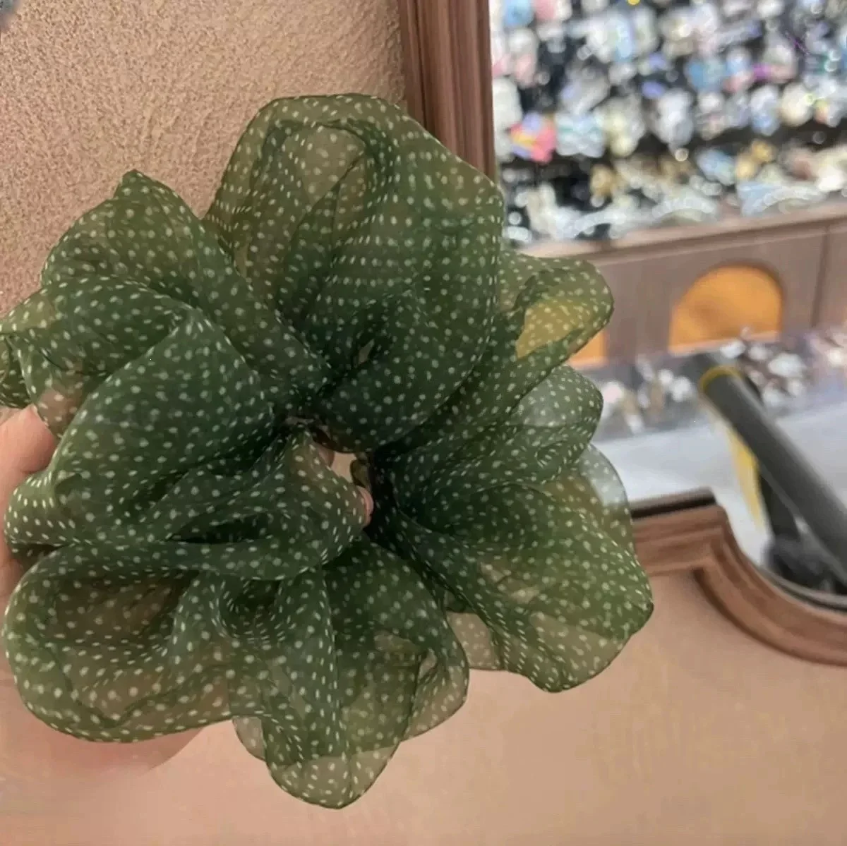 Élastique à cheveux vert à pois pour l'été, accessoire de coiffure tendance et unique pour chignon, durable et n'abîme pas les cheveux.