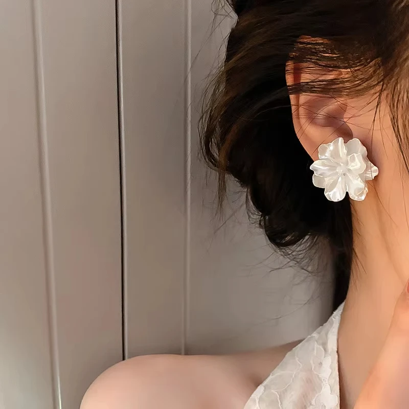 Pendientes de tuerca de flor blanca para mujer, aretes acrílicos doblados laterales, encantadores y florales, joyería para las orejas de estilo japonés