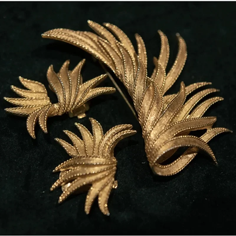 

Vintage Feather Brass Gold Plated Luxury Earrings Brooch Woman Europe Jewelry Exquisite Gift Trend