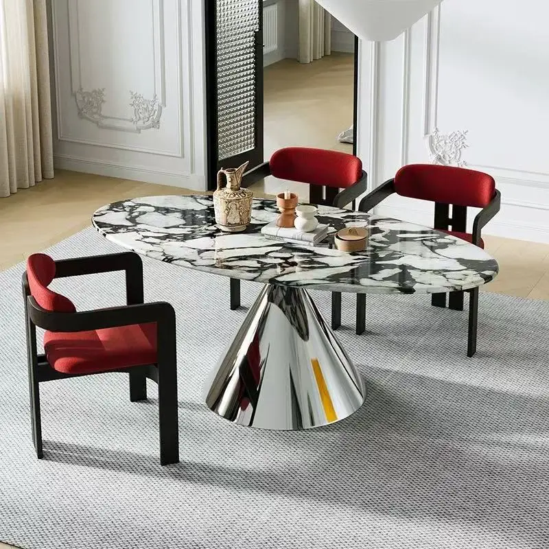 Italienischer heller Luxus-Esstisch aus Marmor mit fliegender Untertasse, Villa-Haus, ovaler Esstisch, Designer, einfacher High-End-Esstisch