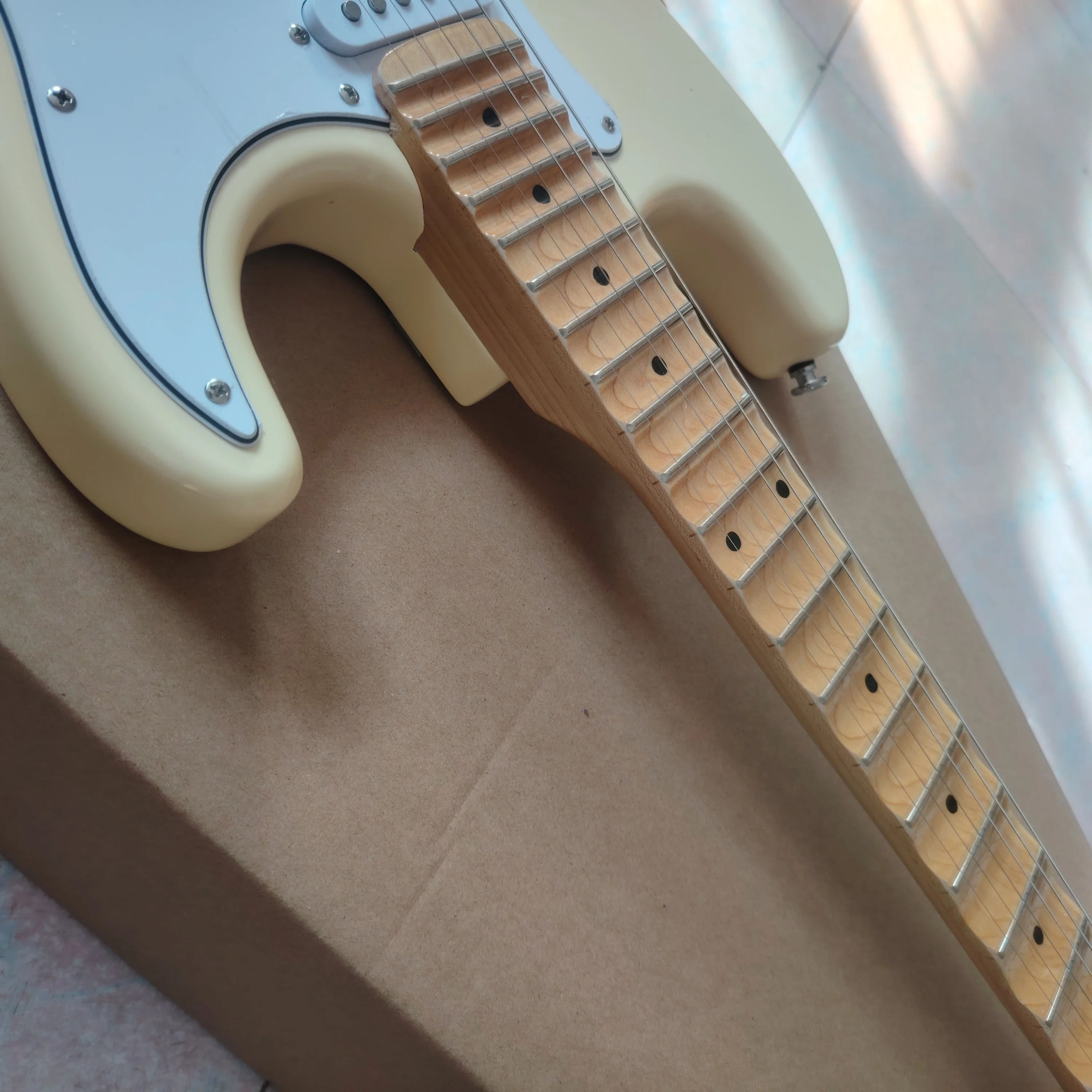 جيتار كهربائي أصفر حليبي عالي الجودة/لوحة أصابع على شكل مروحة/22 فريتس/لوحة أصابع القيقب/شحن سريع من مستودع الولايات المتحدة #3