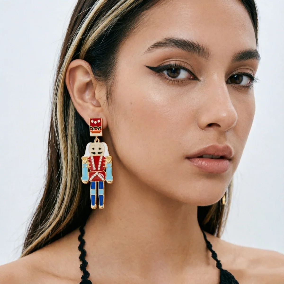 Weihnachtliche Strass-Ohrringe mit rotem und blauem Emaille-Nussknacker für Damen, niedliche, bunte, gestreifte, soldatenförmige Ohrringe, Schmuck. – Detail 15
