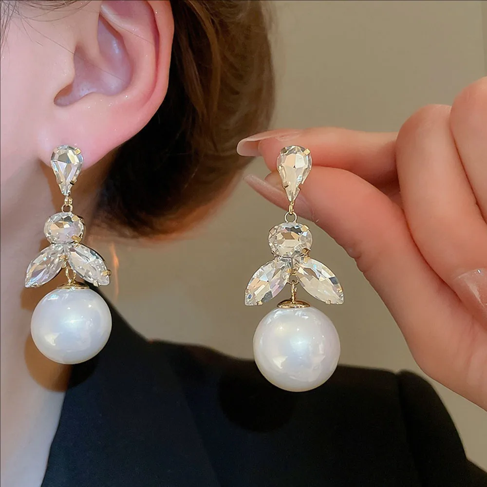 

Silvery Needle Crystal-encrusted Tassel Pearl Earrings Retro Charm Studs for Women Light Luxury High-end Jewelry