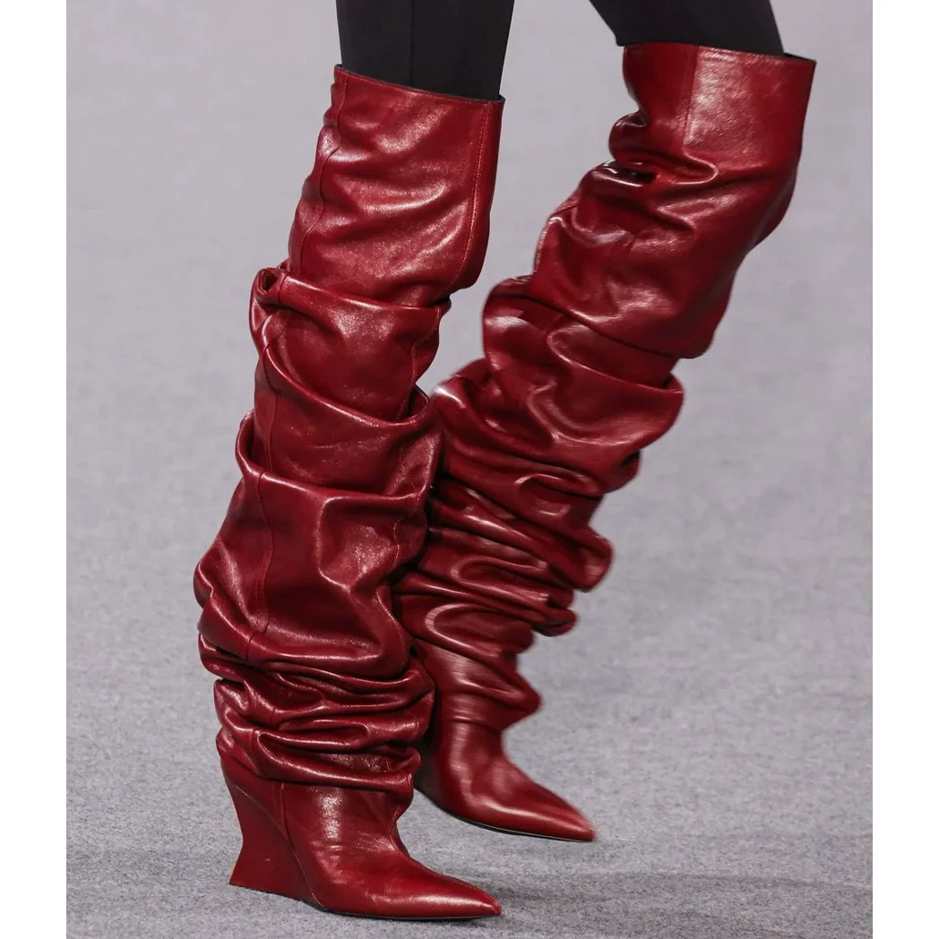 

Новые зимние ботинки выше колена на танкетке, женские плиссированные большие туфли с острым носком, большие размеры, без шнуровки, вечерние платья для подиума, длинные ботинки