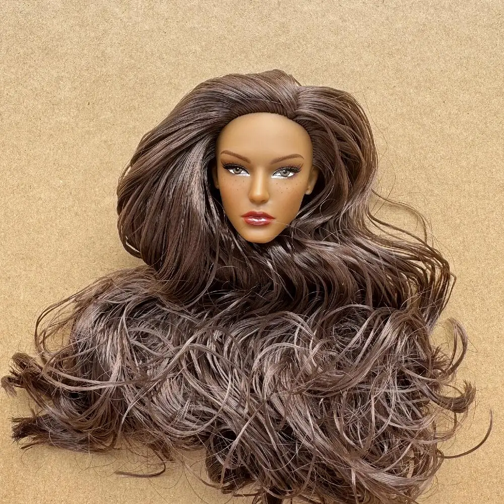 1/6 Modell-Puppenköpfe mit Sommersprossen und buntem Haar, erhältlich in den Hauttönen Braun, Weiß und Beige für die Puppenherstellung. – Detail 13