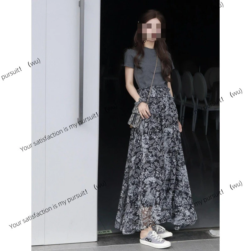 

Летняя маленькая чайная одежда, серая футболка с короткими рукавами, юбка с цветочным принтом, уменьшающая возраст, легкий спелый комплект из двух предметов в стиле ретро