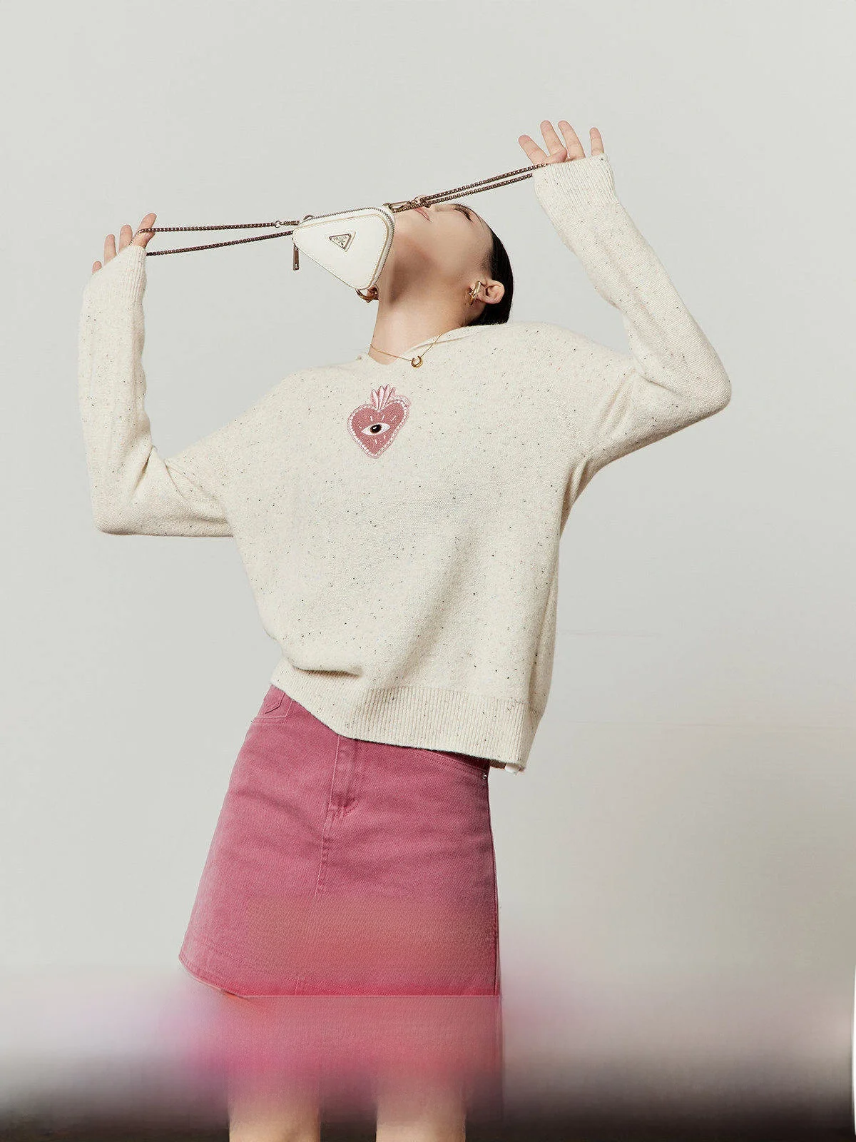 

Осенняя новинка: Женский бежевый вязаный шерстяной свитер с вышивкой в виде сердца и глаз, повседневный, комфортный, теплый, с длинными рукавами, круглый вырез горловины