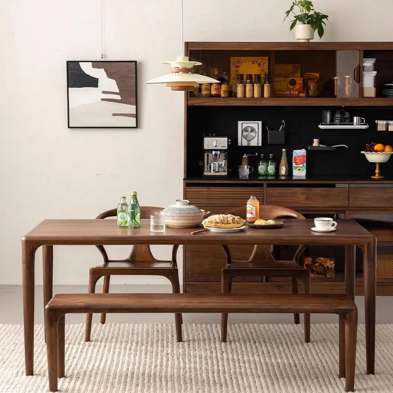 طاولة طعام بلون الجوز في أمريكا الشمالية، طاولة طعام منزلية من الخشب الصلب مستطيلة الشكل وطاولة طعام بسيطة