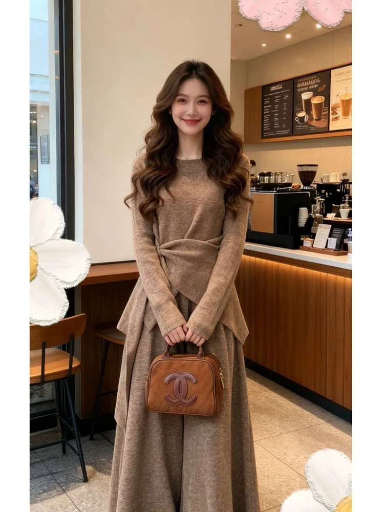 

Осенне-зимний новый комплект в корейском стиле: модная трикотажная рубашка с круглым вырезом, длинными рукавами и шнуровкой + повседневные брюки с высокой талией.