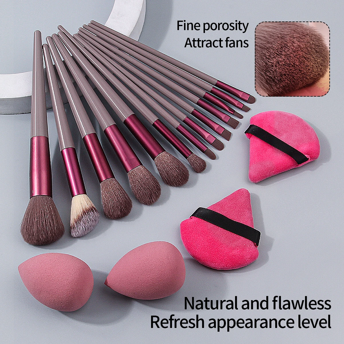 Um conjunto de pincéis de maquiagem de alta qualidade de 17 peças, incluindo uma escova facial multifuncional e um conjunto de esponja de maquiagem super macia em pó