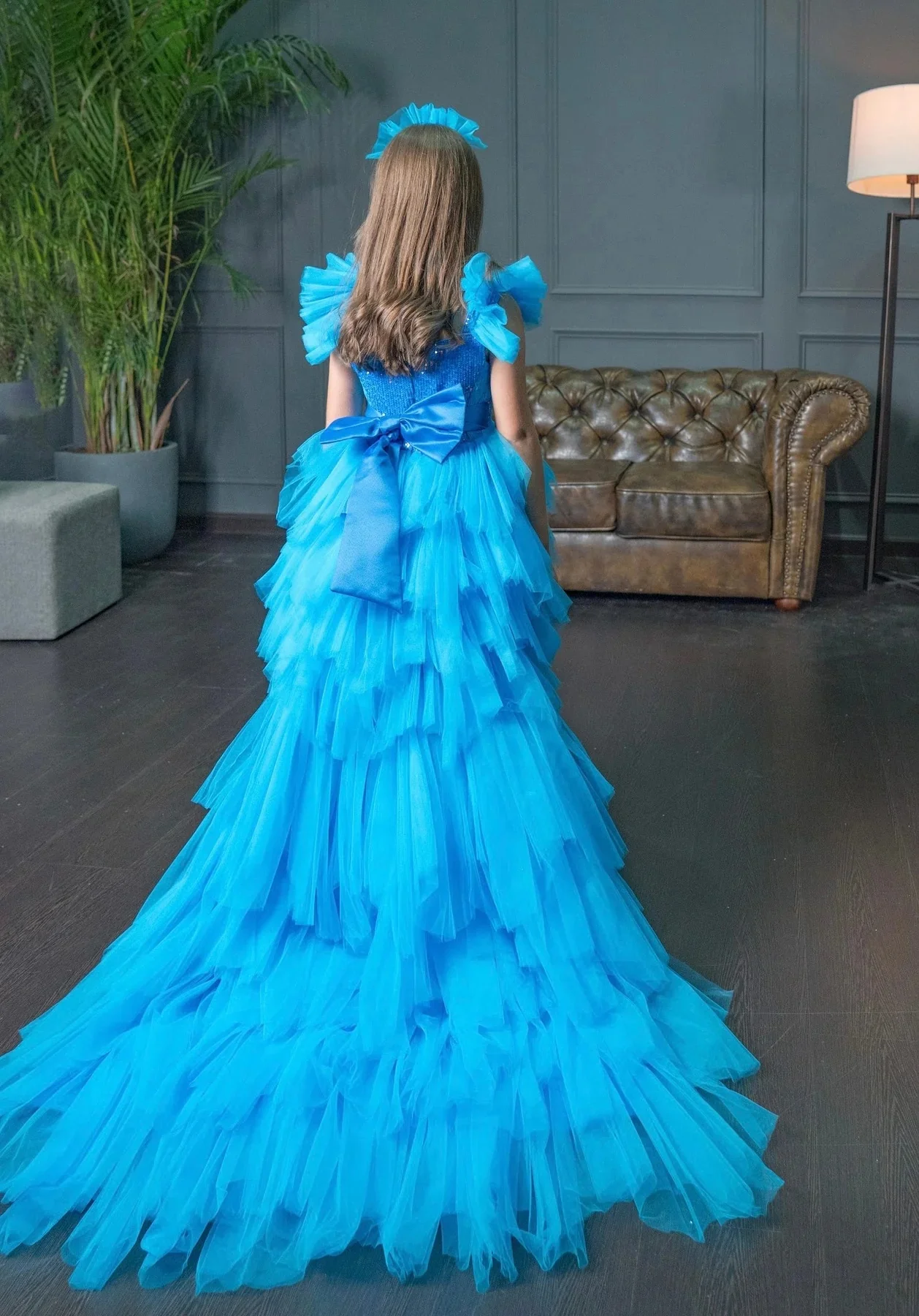 Blaue Blumenmädchenkleider für die Hochzeit, Baby-Geburtstagsparty-Kleider, maßgeschneidertes High-Low-Erstkommunionkleid für Kinder