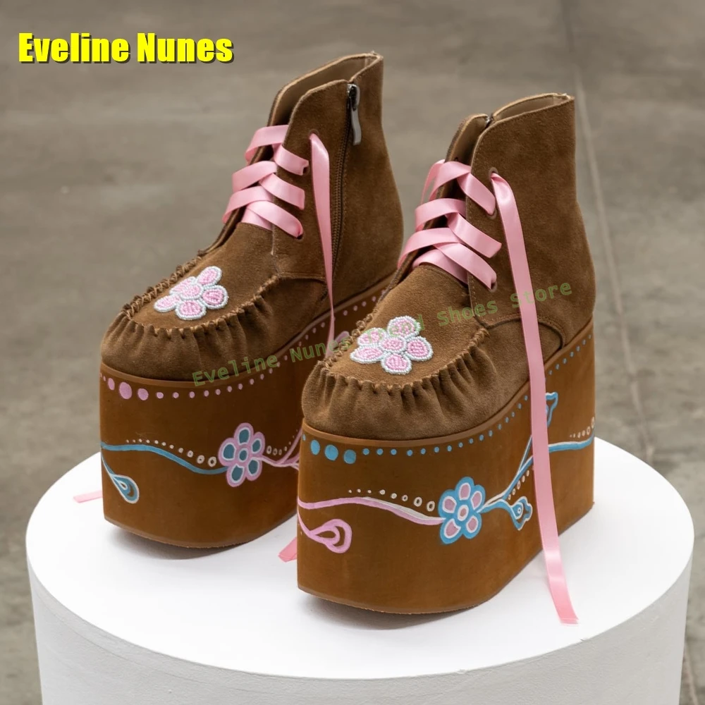 

Коричневые ботинки на платформе с цветочной вышивкой, круглый носок, толстая подошва, плиссированные женские ботильоны из искусственной замши со шнуровкой, весна 2024, новый стиль