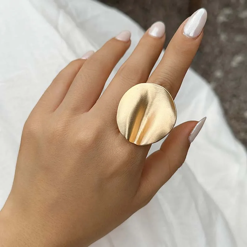Anillos de puño plisados grandes de Metal exagerados para mujer, anillos de dedo ajustables abiertos irregulares de Color dorado Vintage, joyería para fiesta 2024