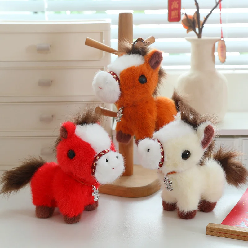 

2026 Новый пони, плюшевые игрушки, мягкая мультяшная мини-кукла-лошадь, брелок для ключей, сумки, декор, кавайные автомобильные подвесные игрушки, подарок на Новый год