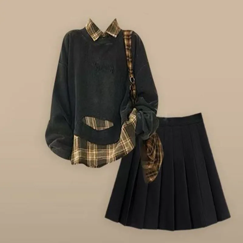 Vroege herfst outfit in meisjesstijl, mode in collegestijl, nep tweedelige temperamenttop gecombineerd met Koreaanse geplooide korte rok
