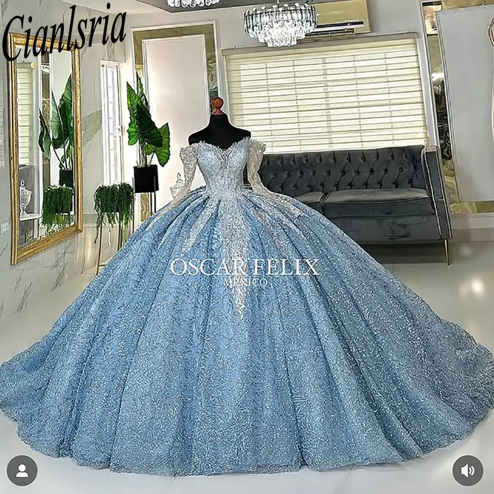 Hellblaues, glitzerndes Kristall-Langarm-Quinceanera-Kleid, Ballkleid, schulterfrei, Applikationen, süßes 15-jähriges mexikanisches Maßgeschneidert