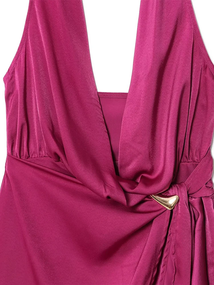 Mini abito allacciato al collo intarsiato in oro senza schienale sexy da donna con temperamento di nuova tendenza della moda estiva in stile europeo e americano