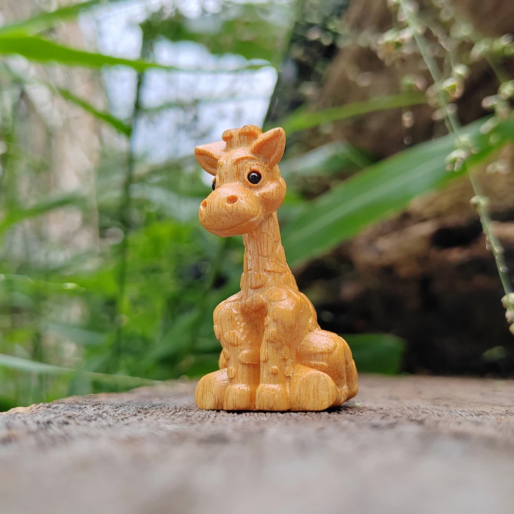 1.8inch Hand-carved giraffe wood sculpture figurine, cartoon style, suitable for holiday decoration, office decoration, party decoration, Halloween decorations, desktop decorations, back-to-school season gifts, bedroom
