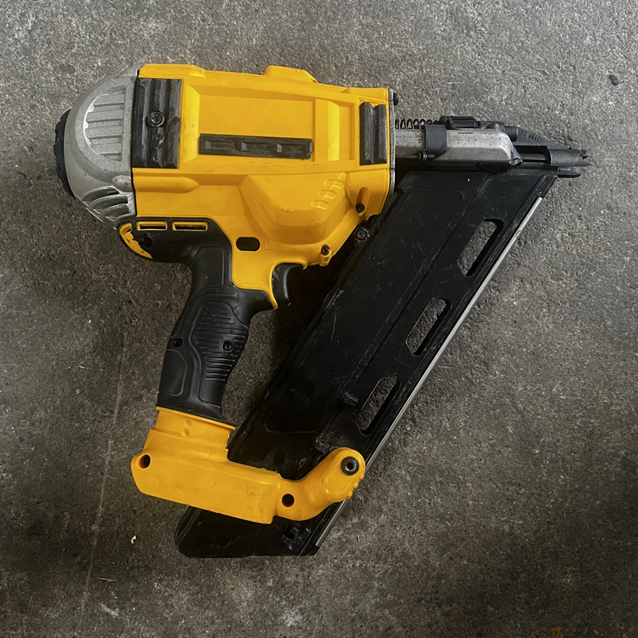 DeWalt DCN692 First Fix 18V Cordless  2 Speed Framing Nailer 90mm,Body Only second-hand Achieve brand new 70% performance