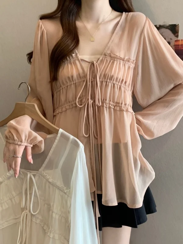 

Женский комплект из двух предметов: свободный топ-майка с V-образным вырезом, плиссировкой и поясом, а также дышащий лонгслив больших размеров. Коллекция Весна 2026.