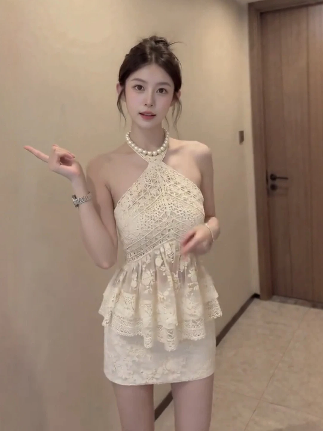 

Нежный и красивый летний комплект из двух предметов: топ с бретельками и юбка с завышенной талией