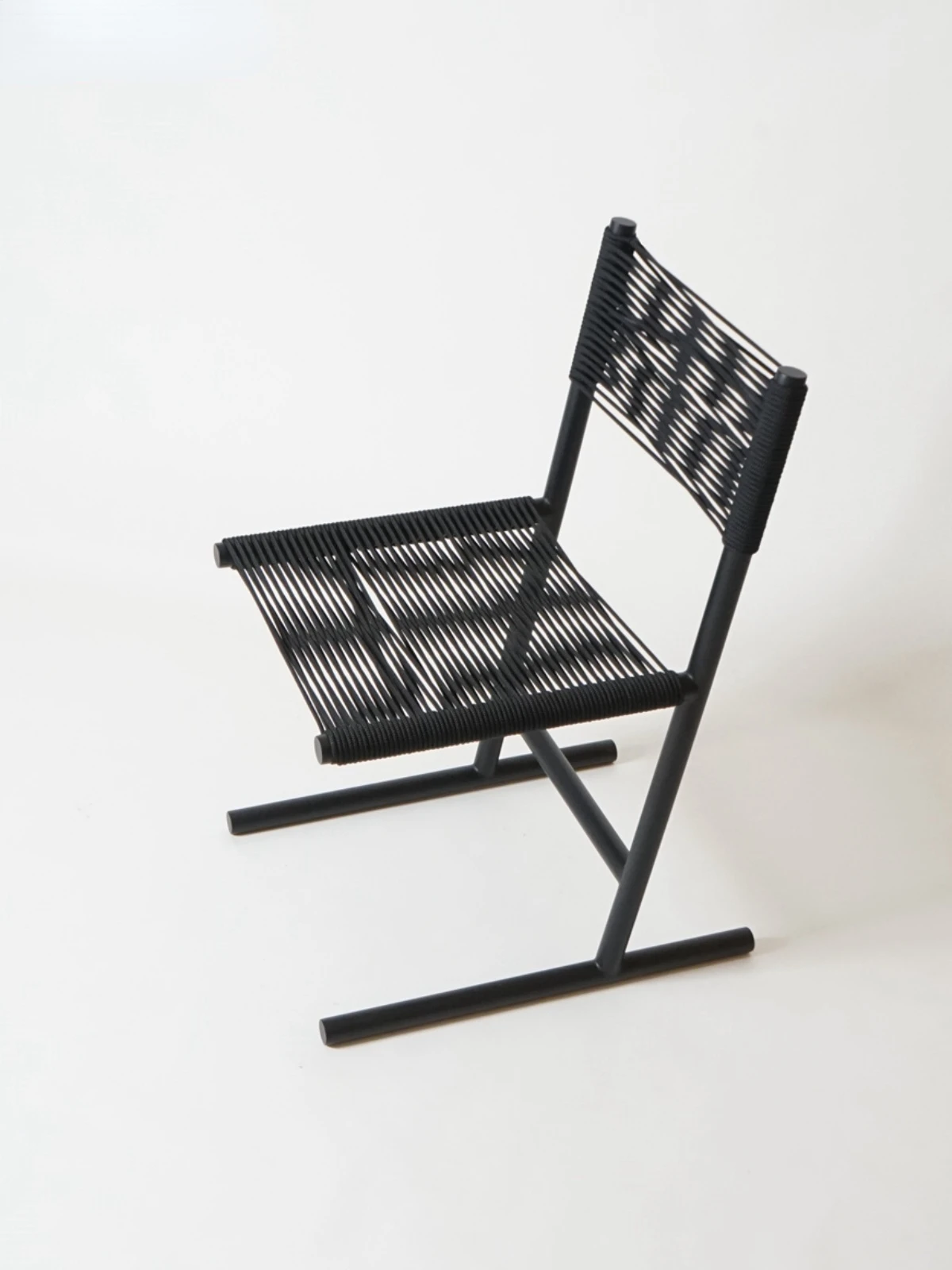 Montenegrin minimalist Nordic interior light luxury leather backrest single chair, metal rope chair, home simple modern dining c