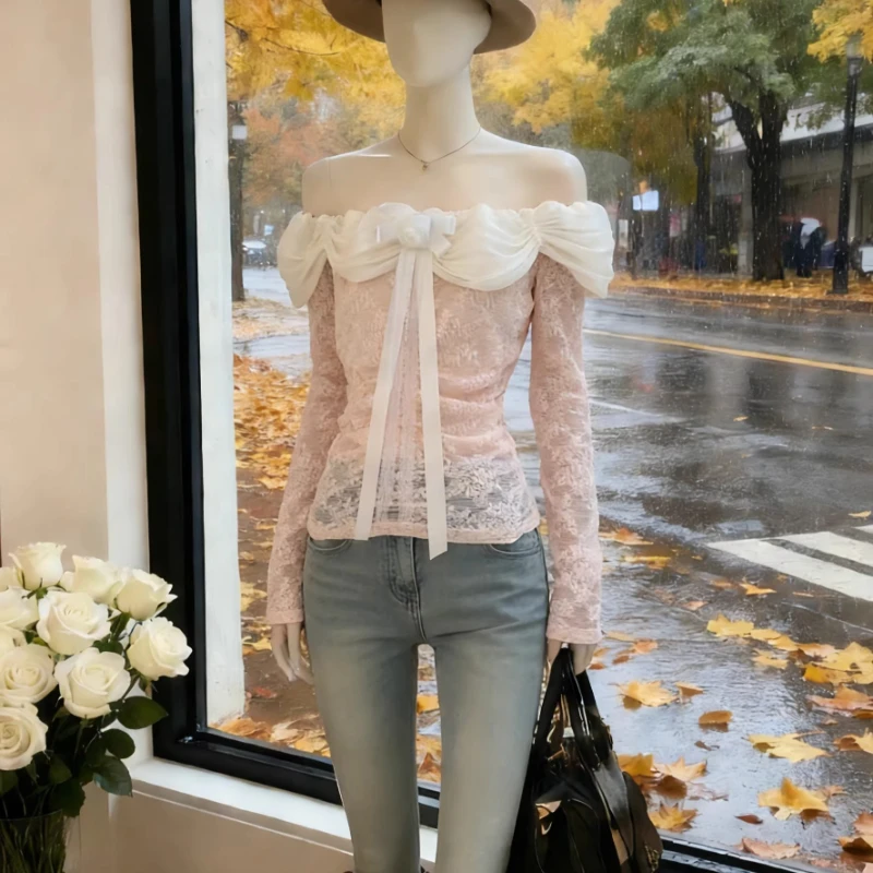 Frans ontwerp sexy off-shoulder kant-splicing damestop 2026 lente herfst nieuw strik afslankend jeugdig zacht T-shirt dames