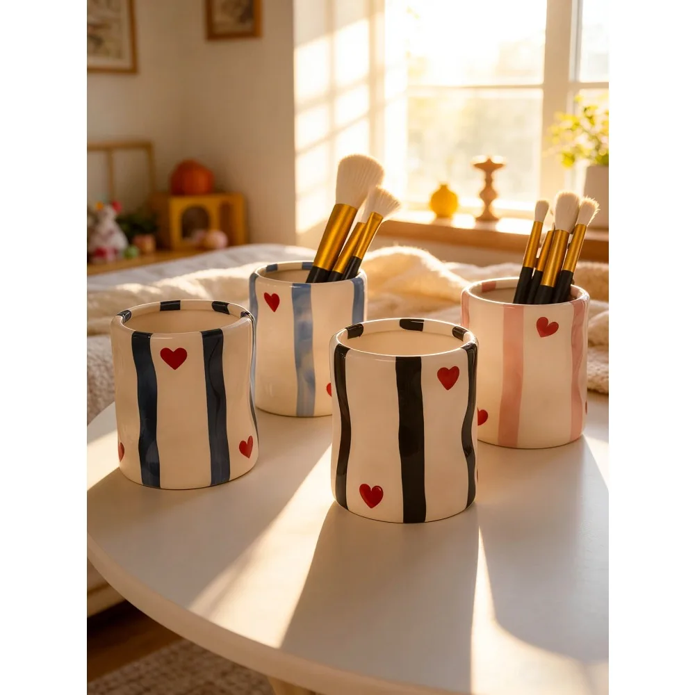 

1pc Ins Style Striped Heart Ceramic Makeup Brush Holder, Desk Organizer For Pencils, Lipsticks, Combs, Bedroom/Living Room Decor, Party Supplies