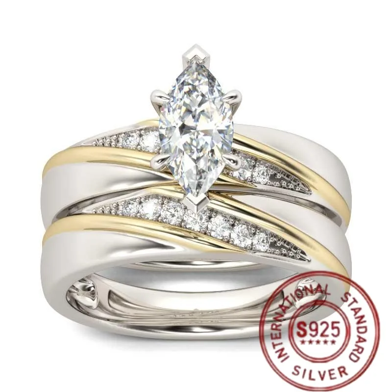 Juego de 2 Anillos de Plata de Ley 925 para Mujer, con un Diseño Clásico y Elegante, Perfectos para Compromisos, Pedidas de Mano y Bodas. Los anillos están adornados con moissanita de corte marquesa, exhibiendo un estilo princesa.