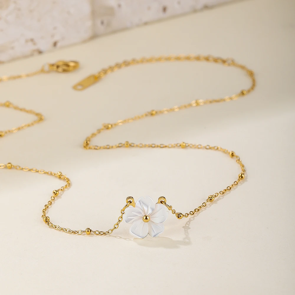 L104 White Shell Peach Blossom Beautiful Flower Necklace, ins fashionable, individual and elegant, Stainless stee plated 18K gol