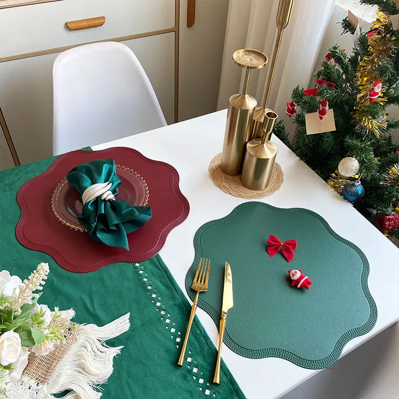 Weihnachts-Tischsets in Blumenform aus Kunstleder (1/4/6 Stück) – Rot, Grün, Schwarz, Küchenmatten für die Weihnachts-Essdekoration