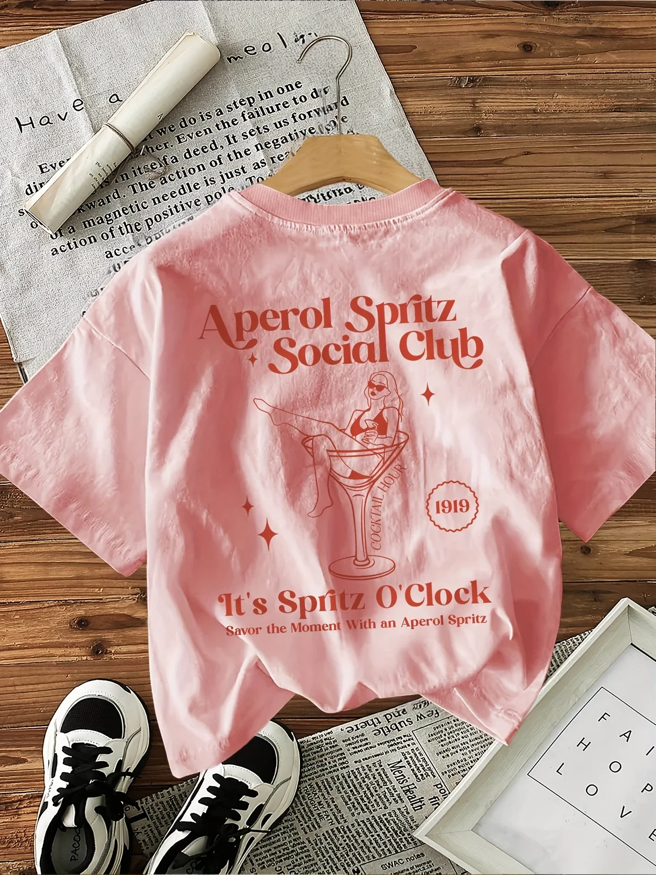 تي شيرت نسائي برسومات جرافيك كاجوال برقبة دائرية مع طباعة حروف وأكمام قصيرة بتصميم Aperol Spritz Social Club