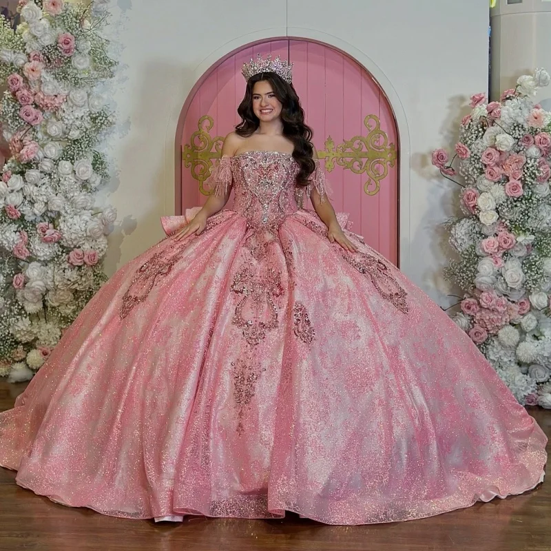 

Розовое блестящее платье принцессы для Sweet 16, платье для Quinceanera, с открытыми плечами, аппликацией, кружевом, бисером, кристаллами, бантом, из тюля, для вечеринки, дня рождения