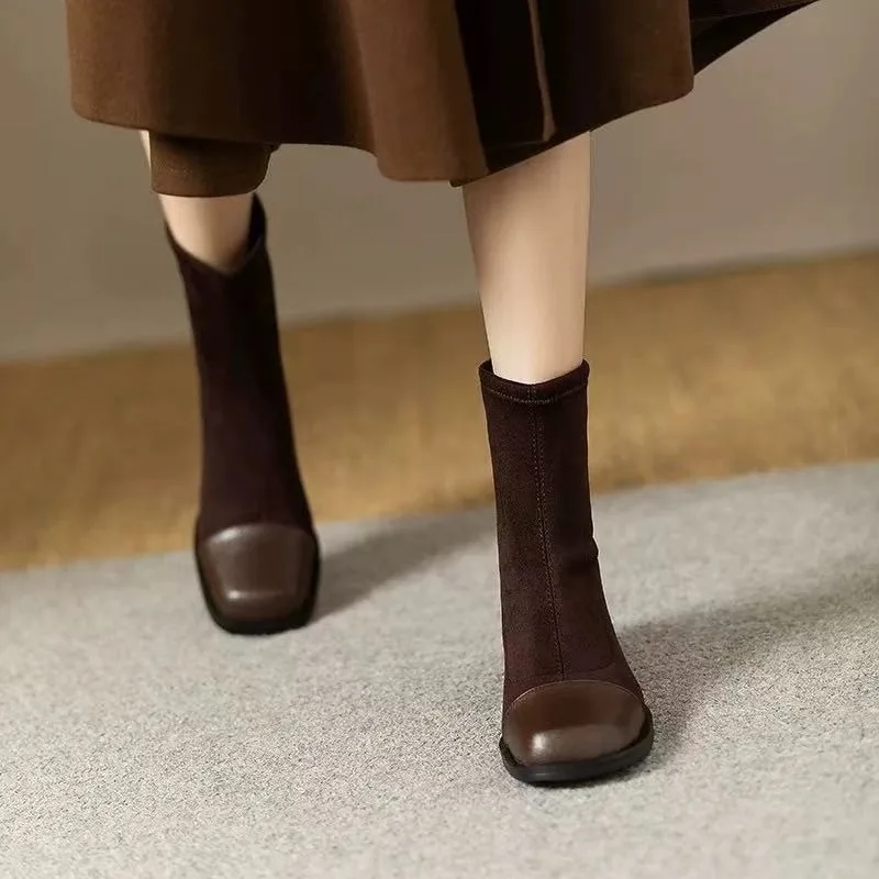 

The new slim boots for the 2025 autumn and winter season, with thick heels and short boots, are in vogue