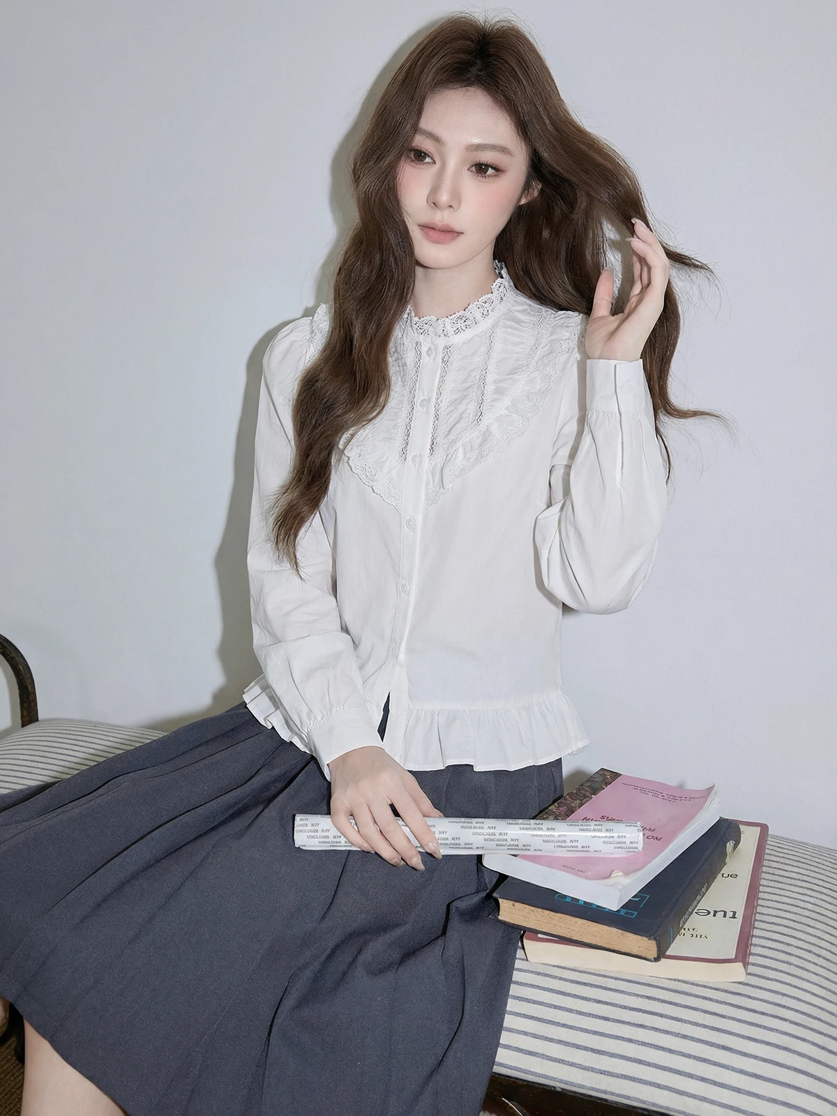 

Mening Korean Sle Lace Splice irt Women's Spring New Long Sve Slimming ort Length Faionable round Ne Button up Top