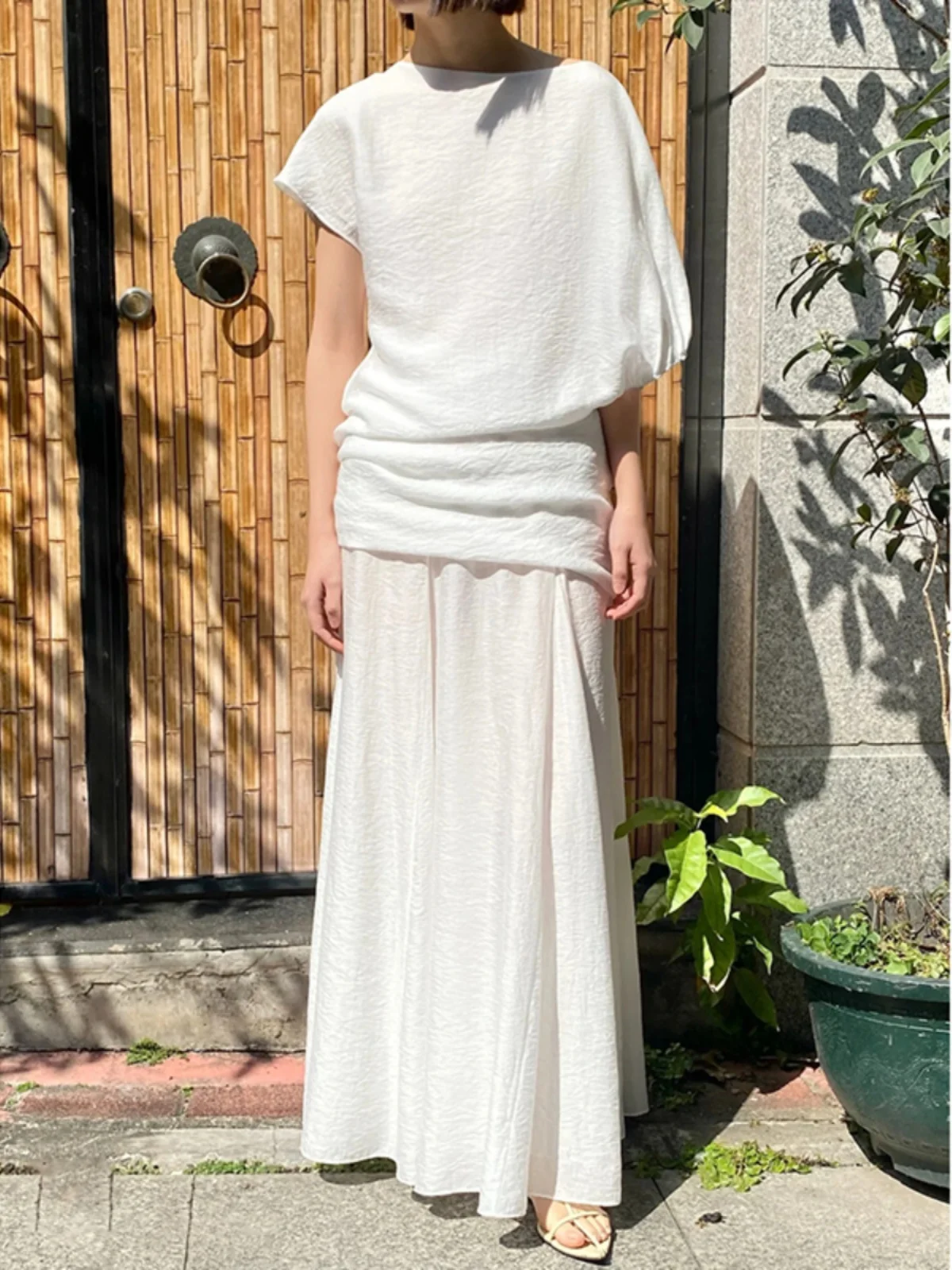 

Комплект Laid-ba: асимметричный топ с завязками для защиты от солнца и юбка А-силуэта с высокой талией, длинный комплект Susuchic для весны и лета