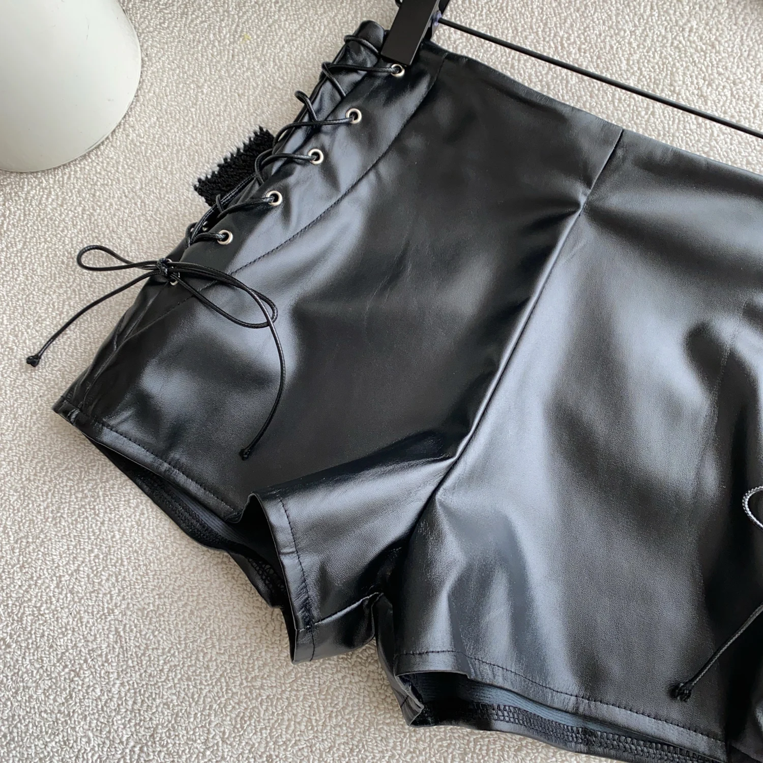 เซ็กซี่สีดํา Pu กางเกงขาสั้น Gyaru แฟชั่นกางเกงขาสั้นฤดูร้อนสบายๆผู้หญิงหนัง Faux Lace Up Goth Club Mini กางเกงขาสั้น Y2K Slim สั้นกางเกง