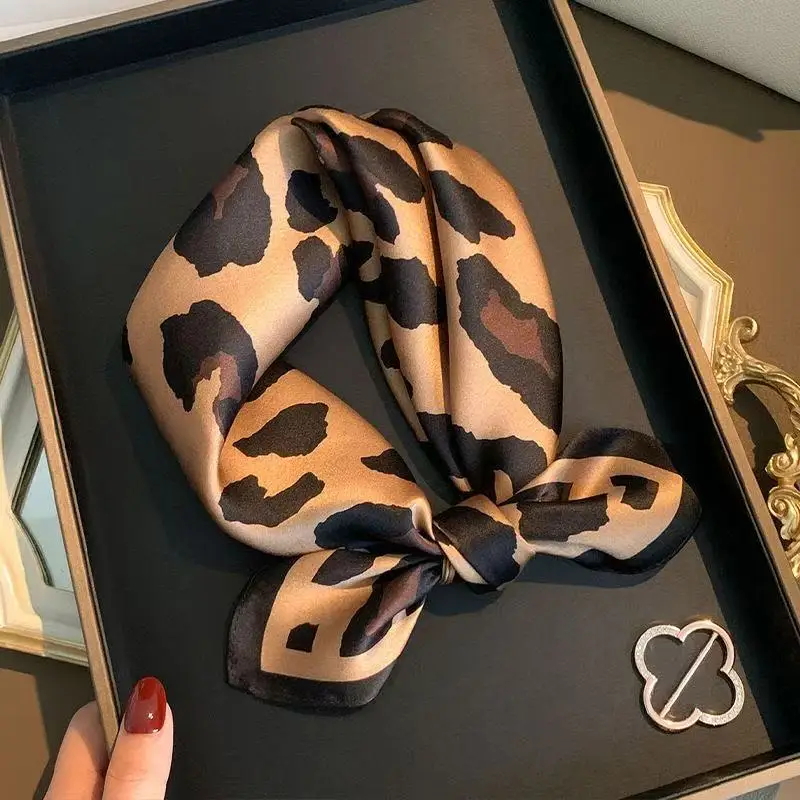 

1pc Leopard Print Square Scarf, Headband, Hair Accessory (Multi-Functional) Suitable For Daily Wear Bandana,Hair Band,Head Band Ideal For Dressing Up Your Look