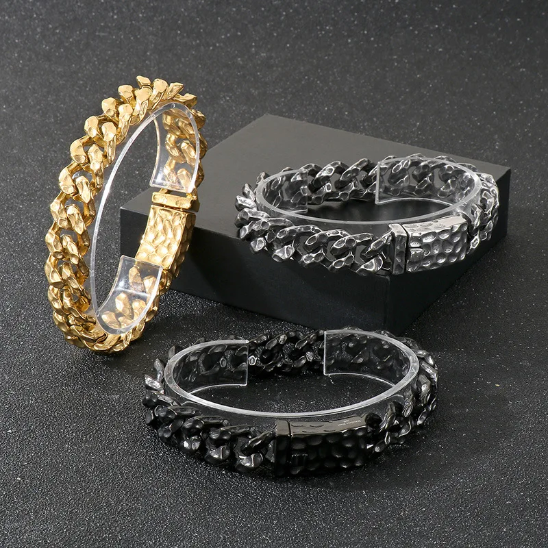 Retro and personalized design of stainless steel men's bracelet with a hammered pattern of Cuban chain