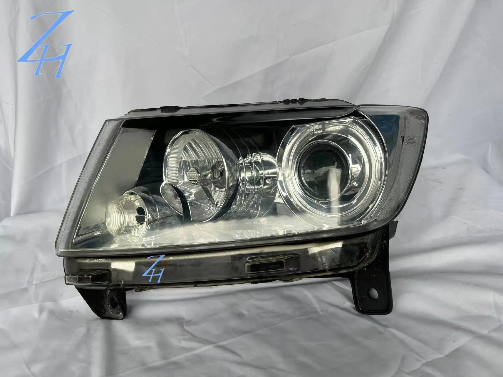 For2010-2013 Jeep Grand Cherokee Headlights Xenon headlights Headlights Assembly Original manufacturer Driver/passenger side