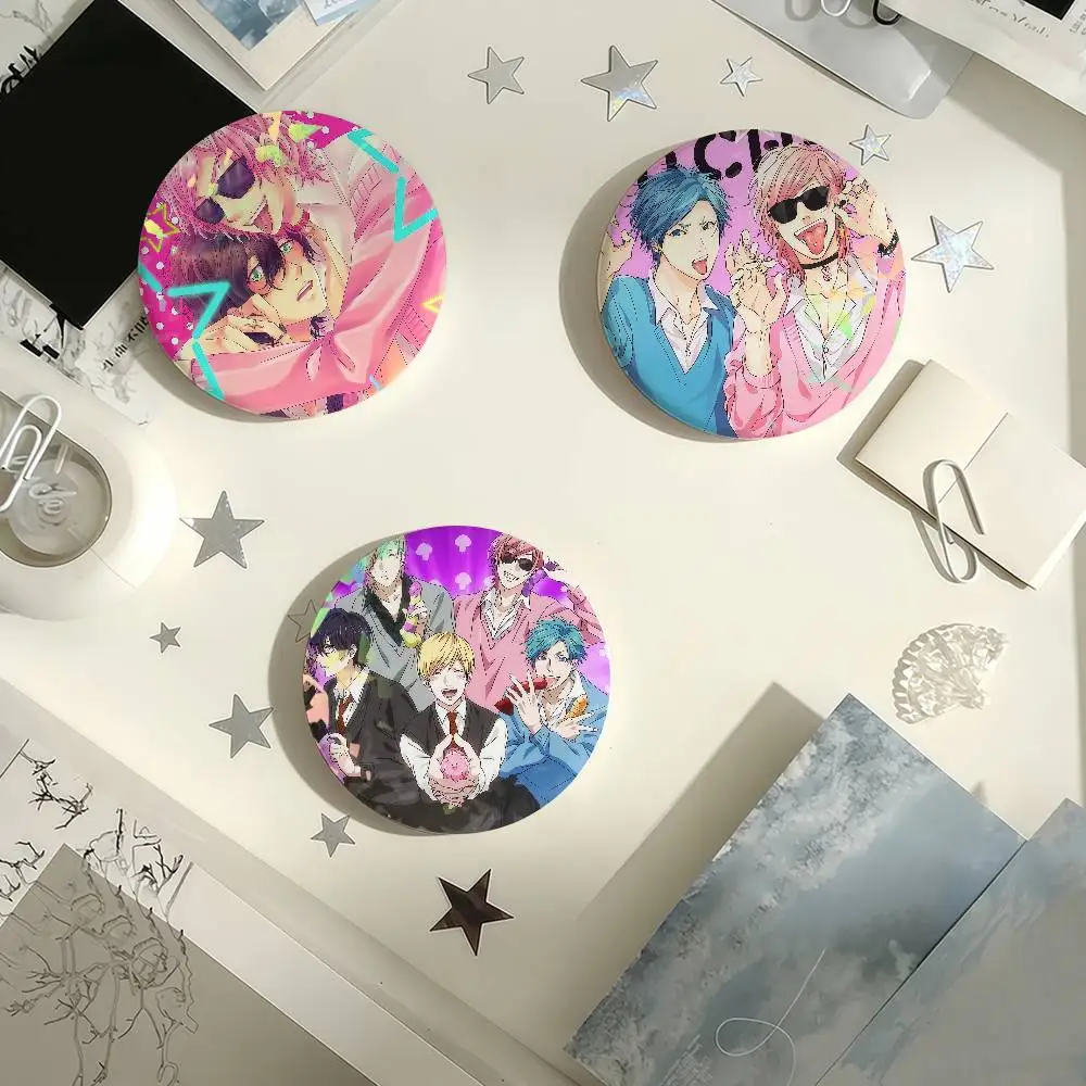 Lindo Manga Yarichin Club Ayato Yuri insignia láser pines creativos broche para bolsa ropa sombrero decoración regalos Fans coleccionar